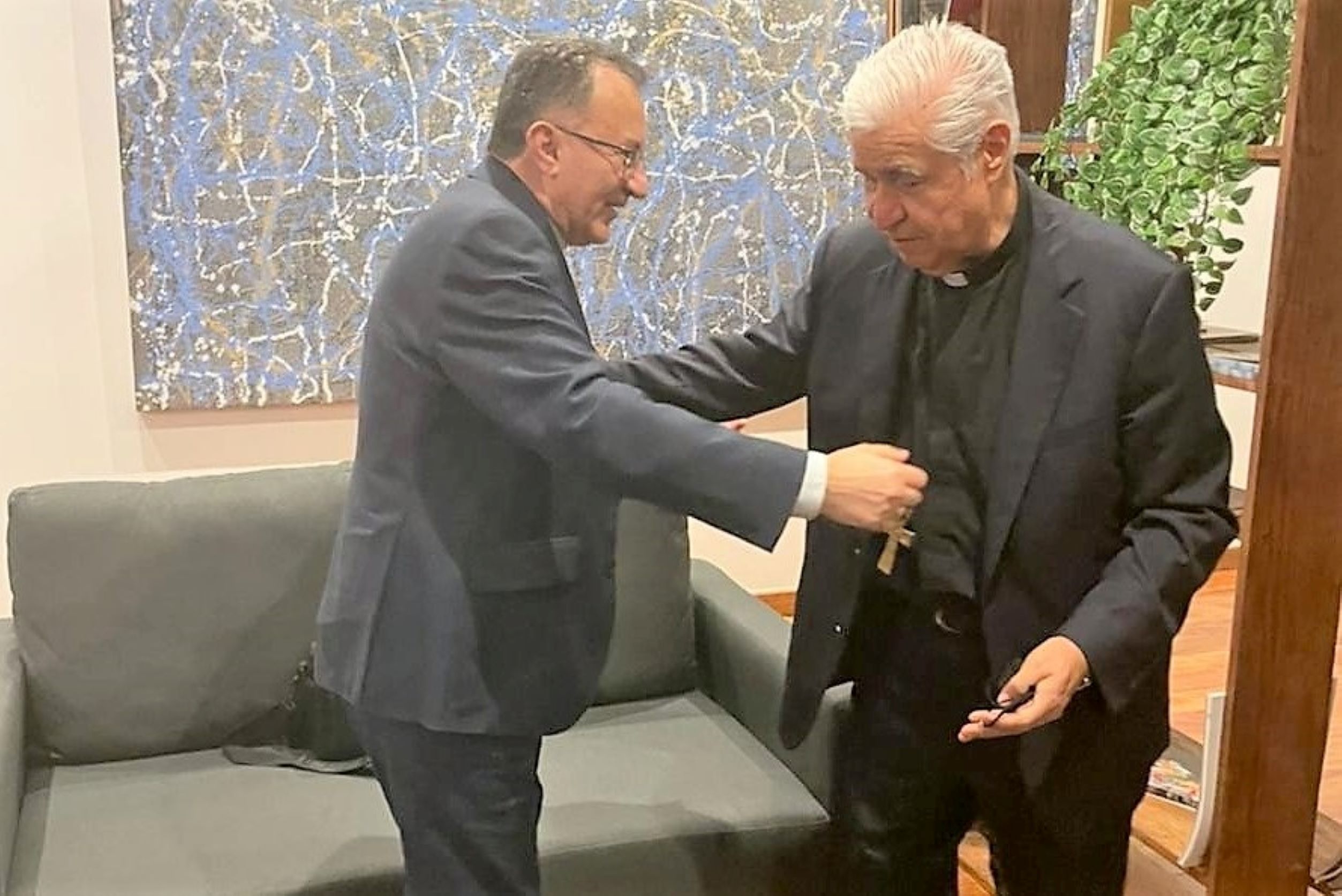 Mons. Joseph Spiteri es recibido por el presidente de la CEM, estas